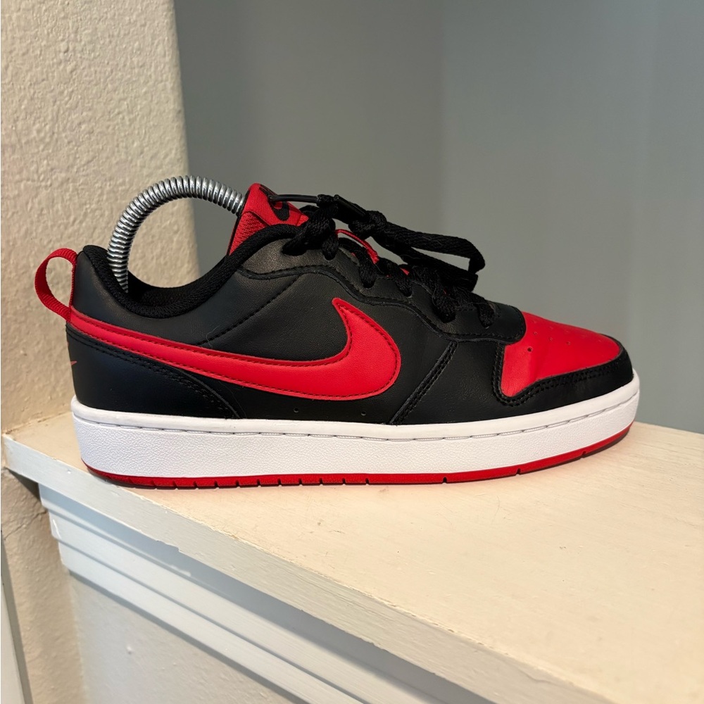 Nike Boys Court Borough Low 2 GS 'Bred' BQ5448-007 Sneakers- Size 5Y - Picture 4 of 9